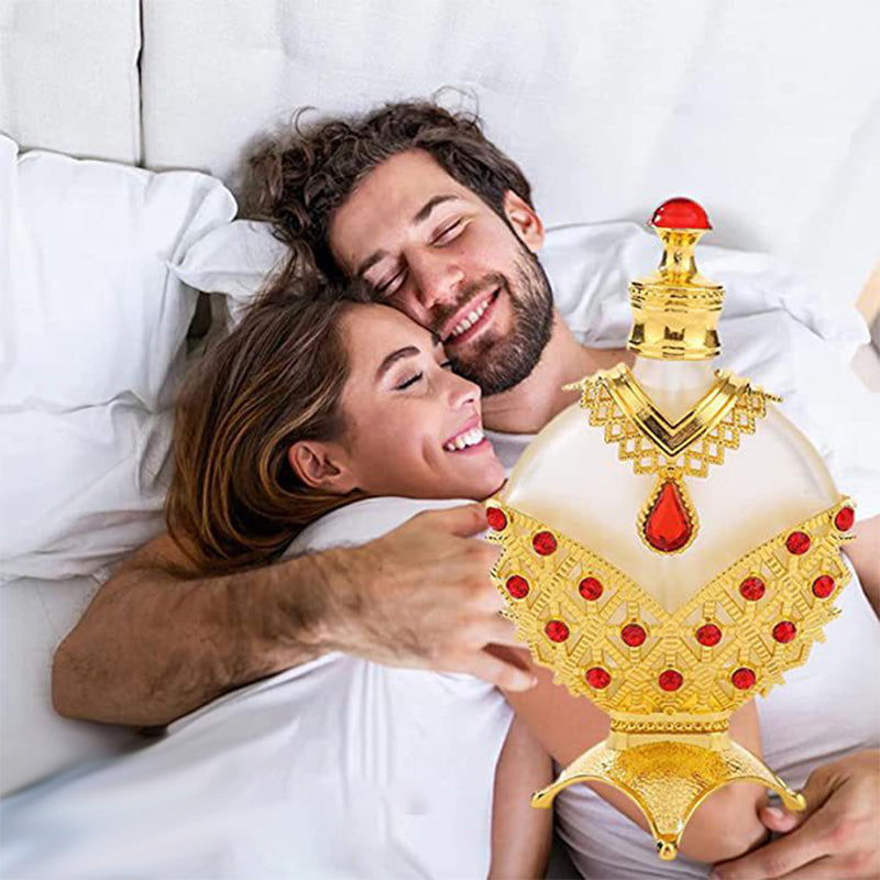 Person påfører langvarig Ara Dubai unisex parfymeolje. Floral essensiell olje for luksuriøs velvære.