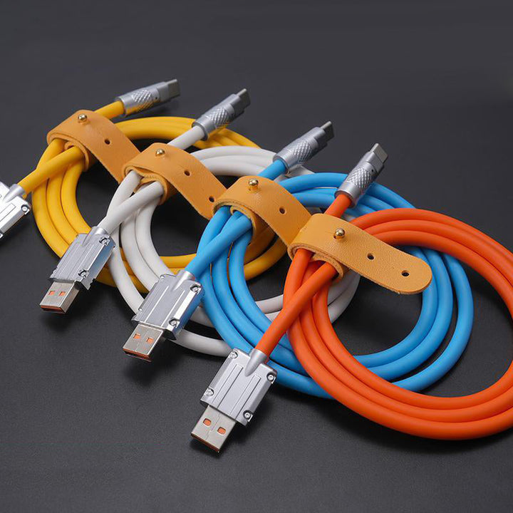 Robust ladekabel for hurtiglading, med forsterket Type-C og Lightning-kontakt.