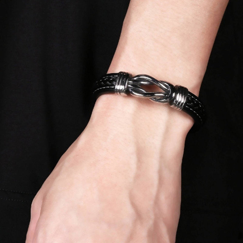Flettet lærarmbånd i brunt med budskap til sønn/barnebarn. Elegant herrearmbånd i rustfritt stål.