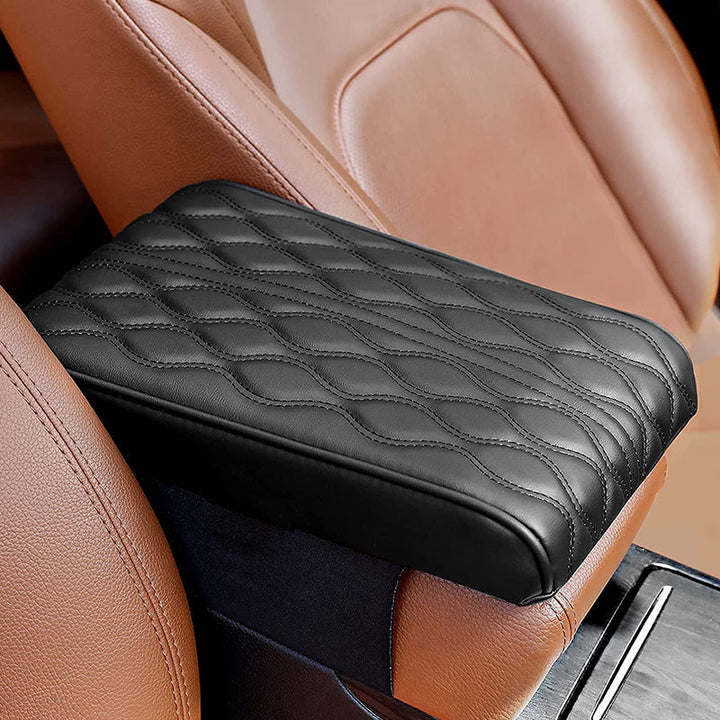 Mykt mikrofiberskinn armlene med memory foam, designet for overlegen komfort i bilinteriøret.