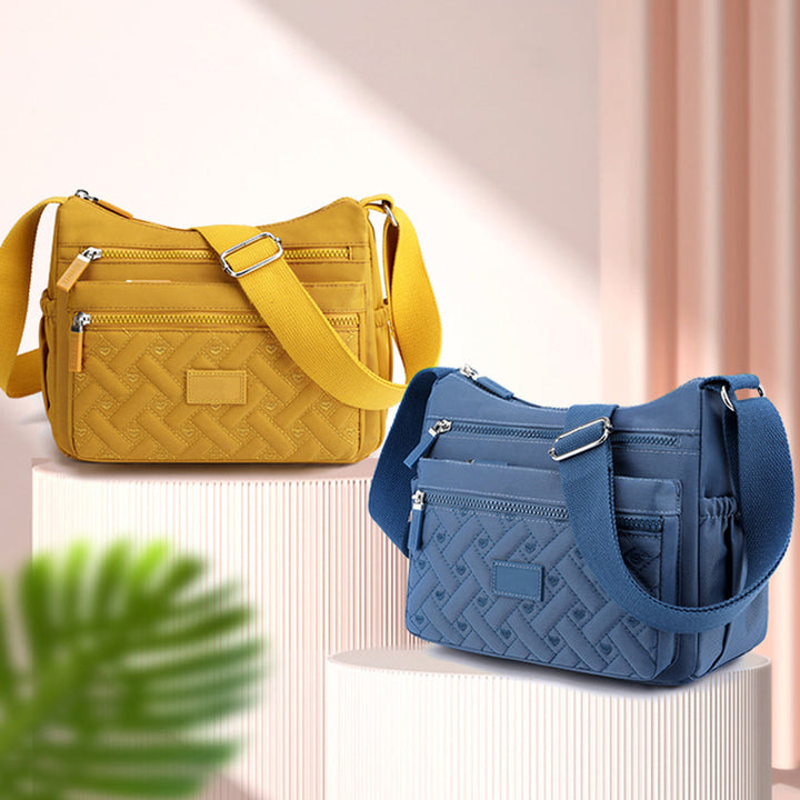 Praktisk flerroms messenger bag i slitesterk nylon, god organisering.