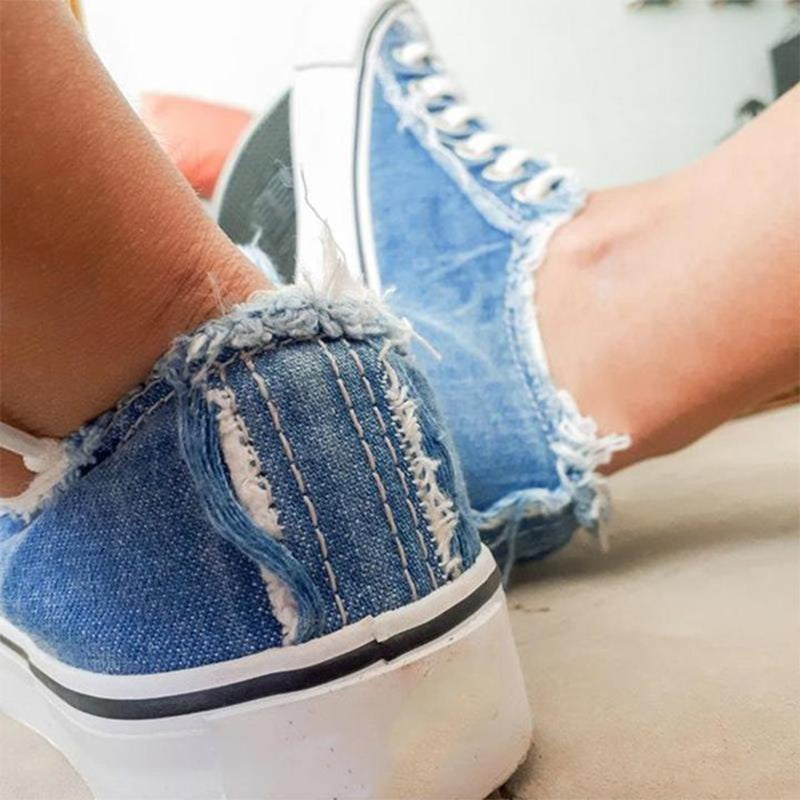 Casual unisex tekstilsko i denim-look med livlig blomsterdesign, flate hæl, snøresko.