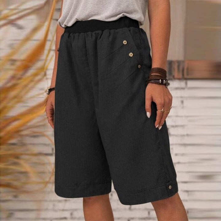 Ensfarget sommershorts for damer. Behagelig, casual og sporty shorts med rett passform for varme dager.
