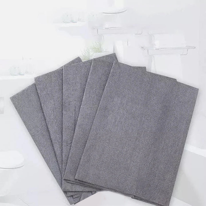 Effektiv mikrofiber vaskeklut brukes til å polere et speil til perfekt glans, uten striper eller lo.