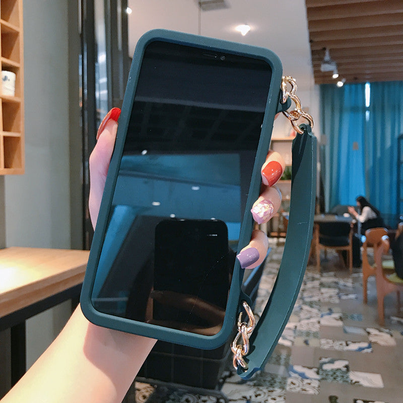 Elegant iPhone-deksel av silikon med avtagbart kjede. Gir stilren beskyttelse.