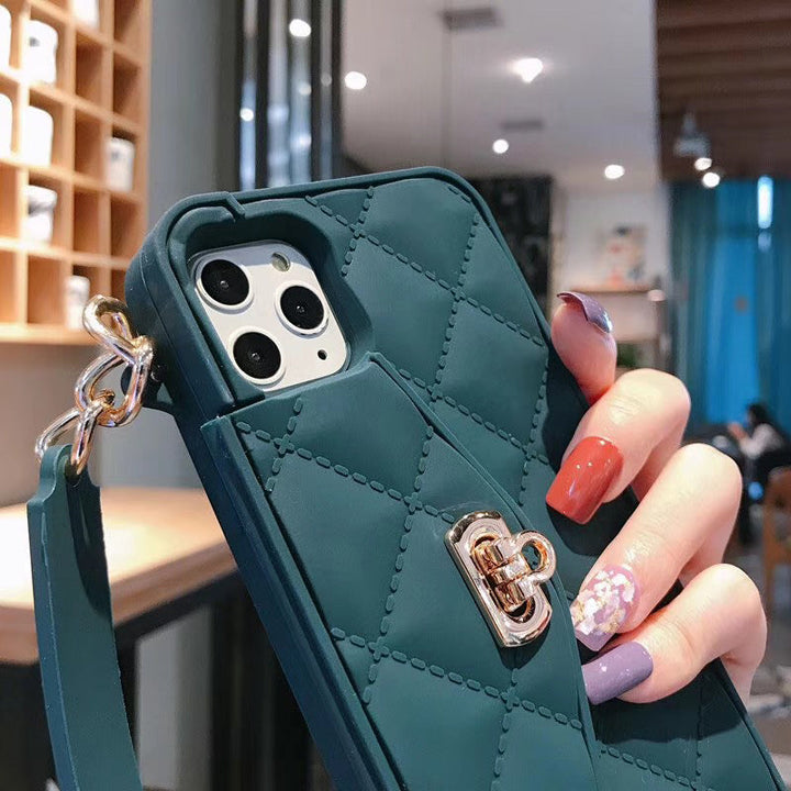 Myk silikon telefonveske med robust kjede. Ideell beskyttelse for din iPhone.