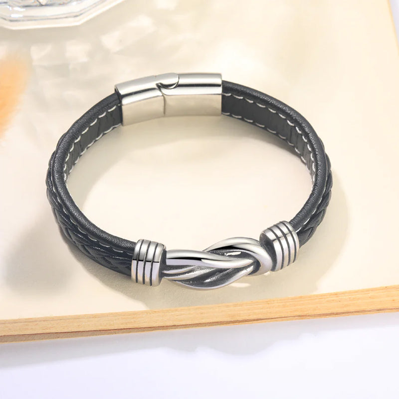 Flettet lærarmbånd med budskap til sønn/barnebarn båret på håndledd. Et maskulint armbånd i lær.