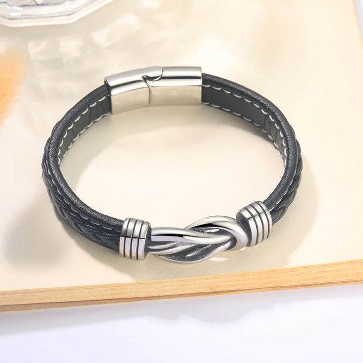 Flettet lærarmbånd med budskap til sønn/barnebarn båret på håndledd. Et maskulint armbånd i lær.