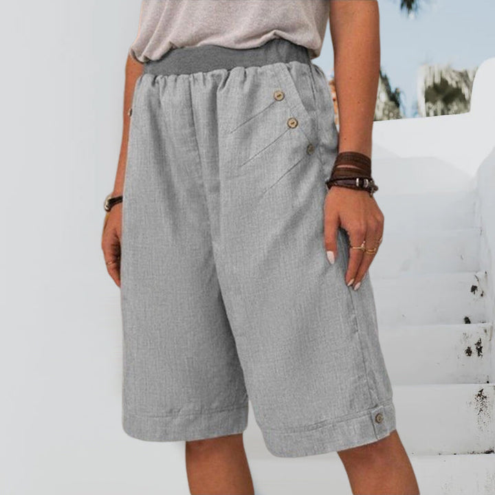 Bakside av sporty dameshorts med lommer. Rett passform for kvinner, behagelig og perfekt sommershorts.