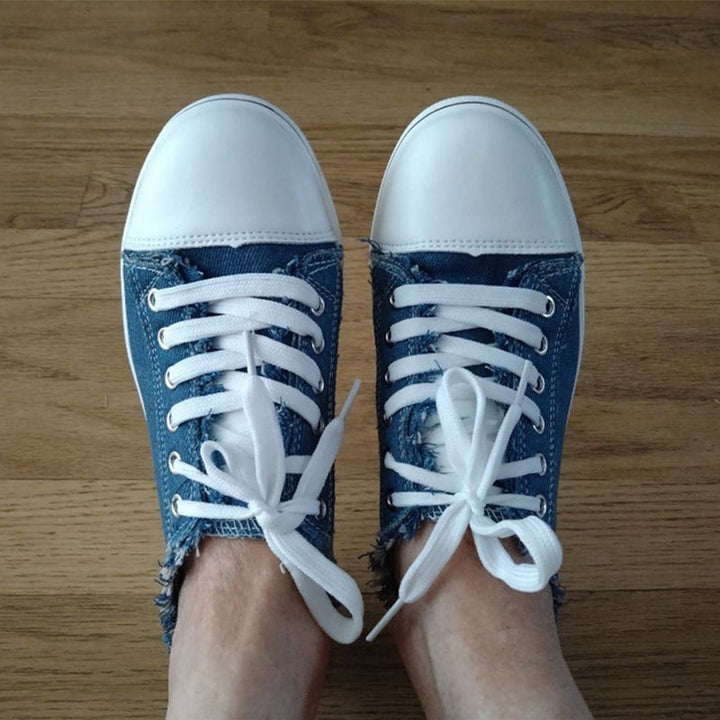 Komfortable unisex tekstilsko i denimstil med blomsterprint, snøring, perfekte casual sko.