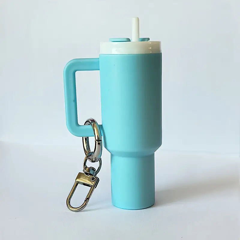 Alltid klar med leppepomade takket være denne nøkkelringen med minikopp og holder. Enkel å bruke.