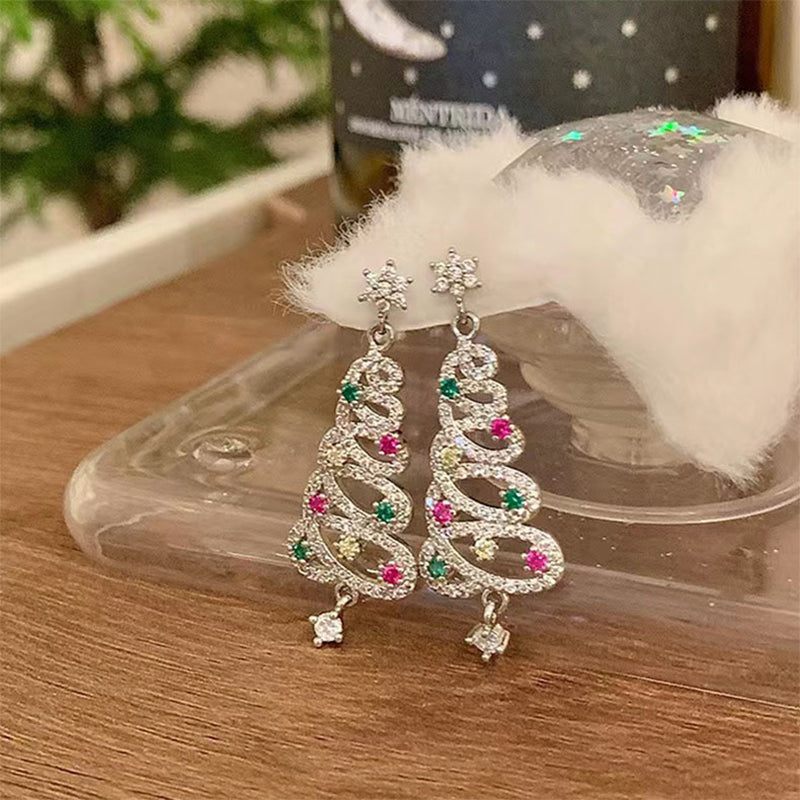 Glitterende juletreøreringer med festlig design, ideelle som julepynt og tilbehør.