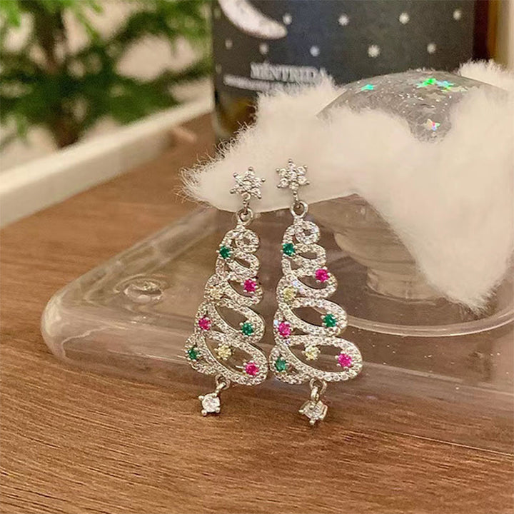 Glitterende juletreøreringer med festlig design, ideelle som julepynt og tilbehør.