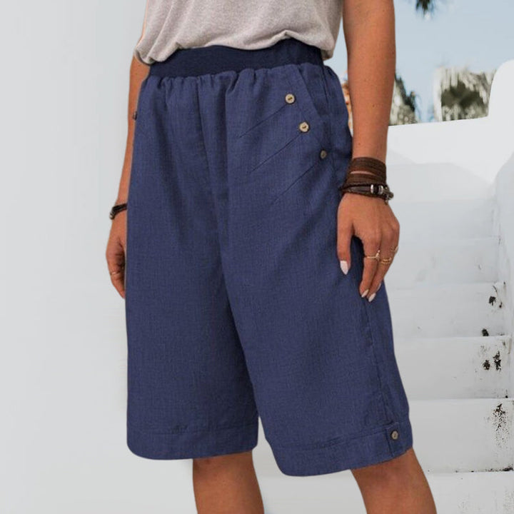 Nærbilde av stoffet på ensfarget dameshorts. Myk, komfortabel sommershorts med rett passform for kvinner.