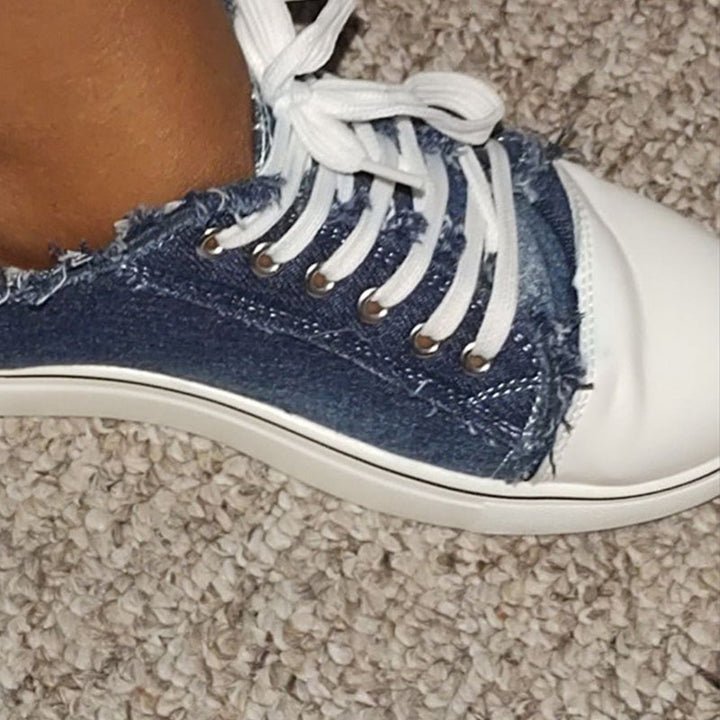 Unisex fritidssko i denim lerret, med sjarmerende blomstermønster og praktisk snørelukking.