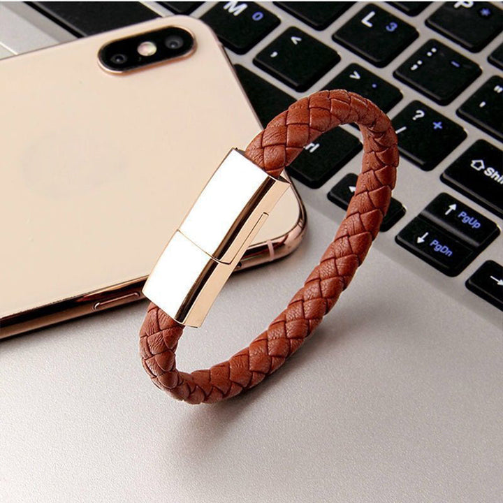 Elegant unisex armbånd og ladekabel, en smart gaveidé for mobilbrukere.