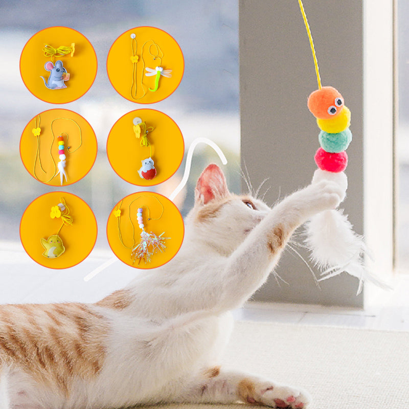 Svart-hvit katt hopper etter den interaktive plysj katteleken for aktivitet.