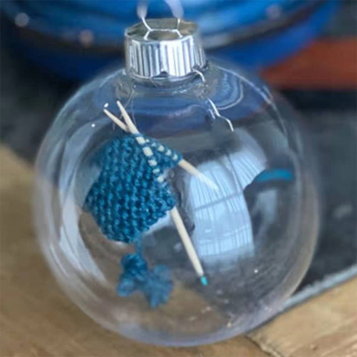 Moderne strikket julekule med et smart "DIY" strikkeprosjekt, flott for juledekorasjon og gave.