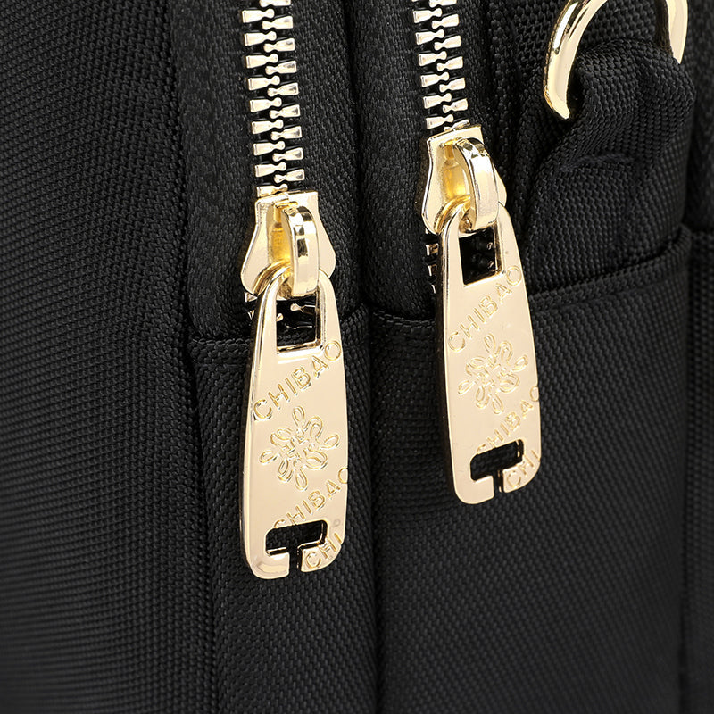 Tidløs nylon messengerbag for damer, funksjonell med et moderne, minimalistisk design.