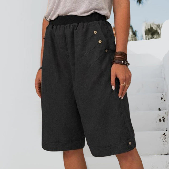 Brettet dameshorts med rett passform. En behagelig og stilfull hverdagsshorts klar for sommeren.