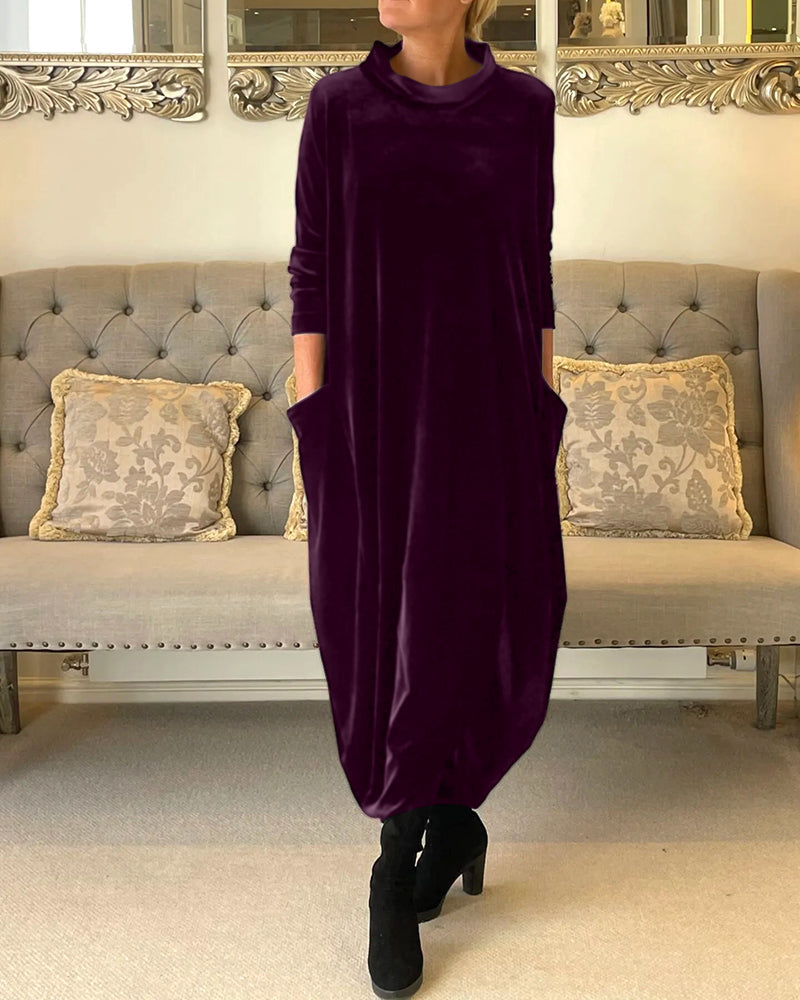 Lekker elegant fløyelskjole til dame, myk og varm med lange ermer og praktiske lommer. Perfekt festkjole.