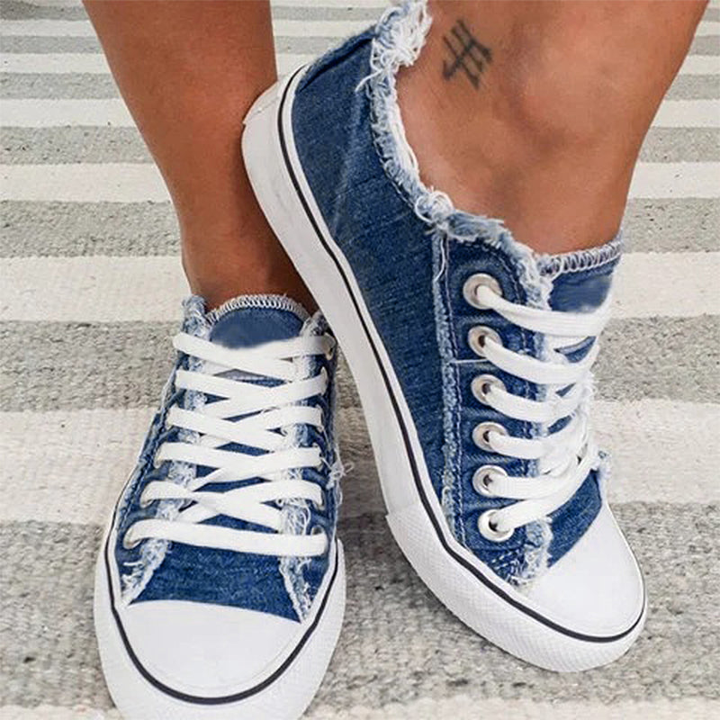 Moteriktige unisex lerretssko med denim-look, blomstermønster, snøring, ideell til hverdag.