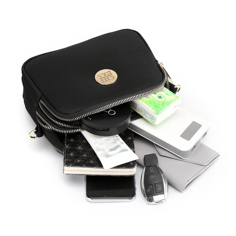 Innvendig visning av romslig nylon messengerbag med mange organiseringslommer.