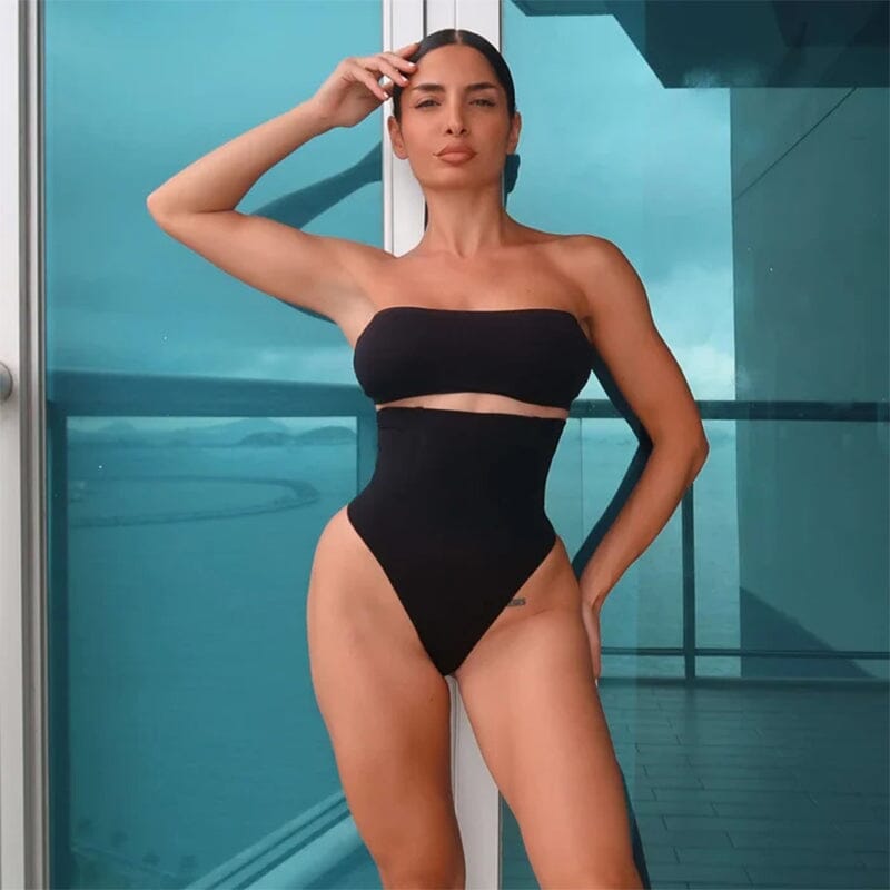 Formgivende shapewear thong for dame; gir slankende magekontroll og glatt silhuett.