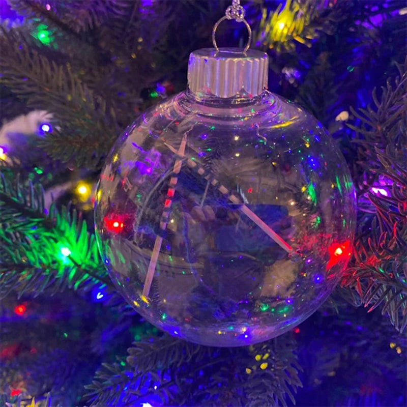 Strikket julekule med garn og pinner, ideell for strikkeentusiaster som julepynt og gave.