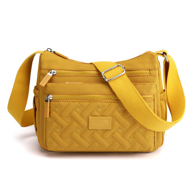 Trendy messenger bag i nylon for damer, med smart oppbevaring og stil.