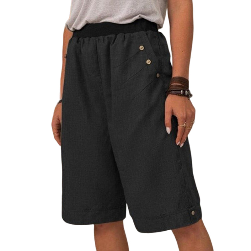 Kvinnemodell går iført casual dameshorts. Rett passform, komfortabel sommershorts for aktive kvinner.