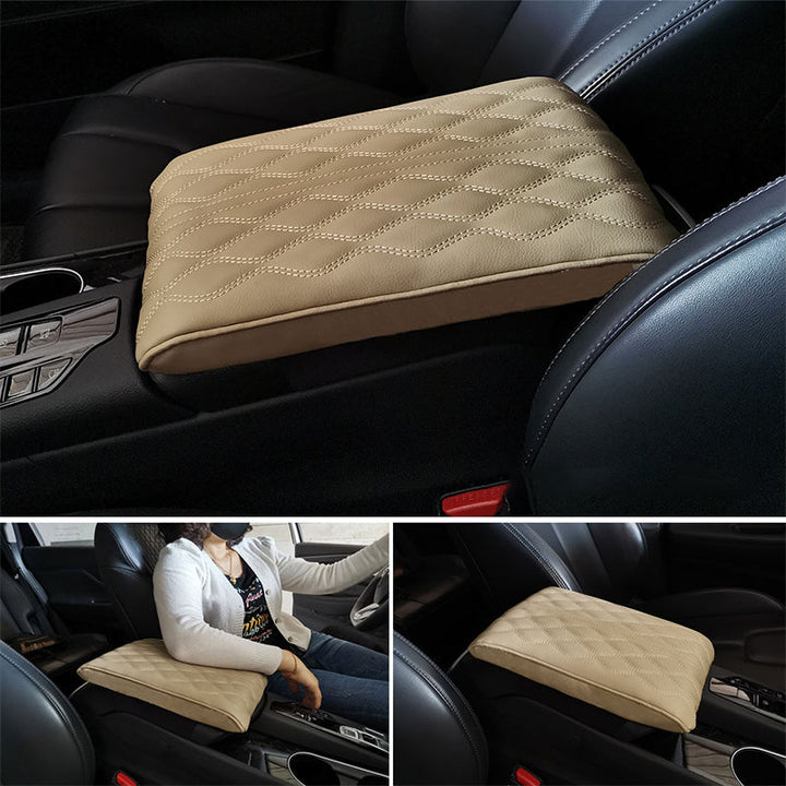 Nærbilde av myk mikrofiberskinn-tekstur på memory foam armlene, for luksuriøs bilkomfort.