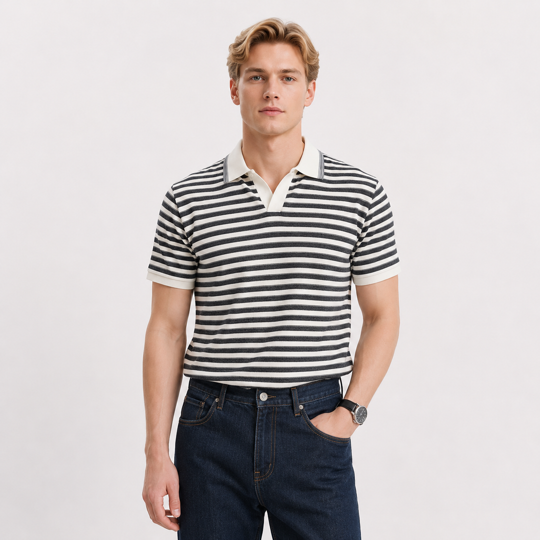 Mann i stilfull stripet retro polo, kortermet herreskjorte i bomullsblanding, elegant sommerlook.