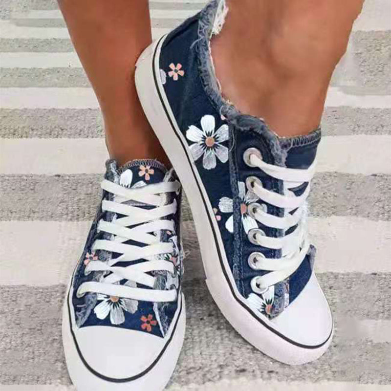 Sommerlige unisex snøresko i denim lerret med unikt blomstermønster, komfortabel flatehæl.