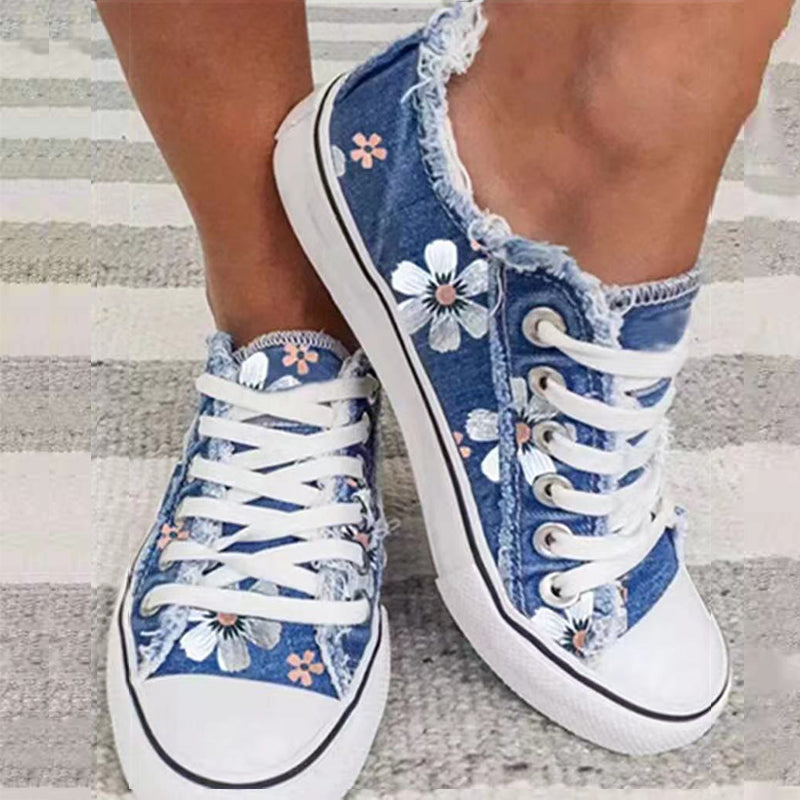 Casual unisex denimsko med detaljert blomstermønster, snøring, komfortable hverdagssko.