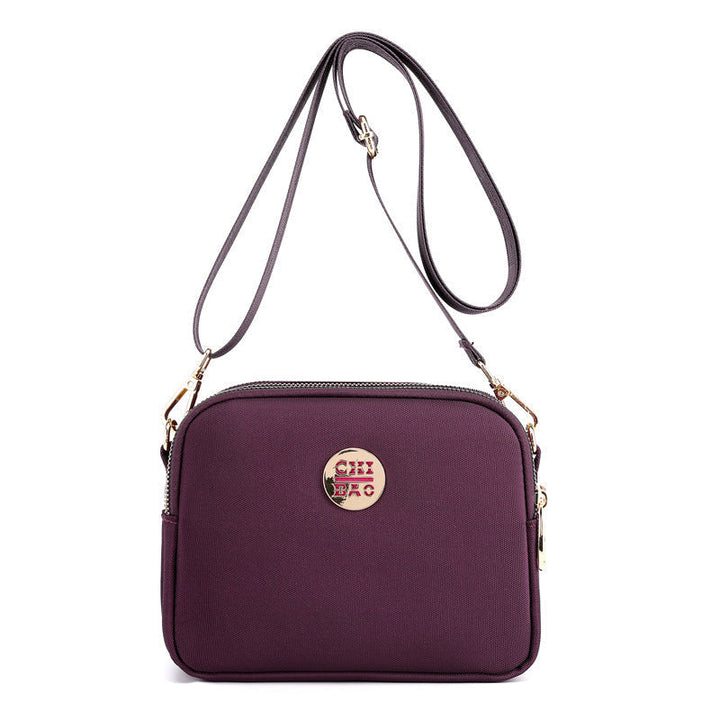 Funksjonell hverdagsveske, nylon messengerbag med justerbar reim for optimal komfort.