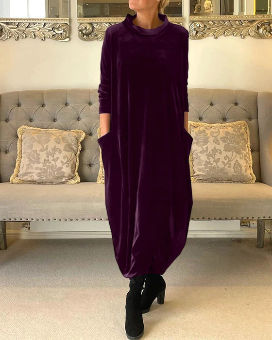 Stilfull dame i elegant langermet vinterkjole, perfekt som hverdagskjole eller varm festkjole.