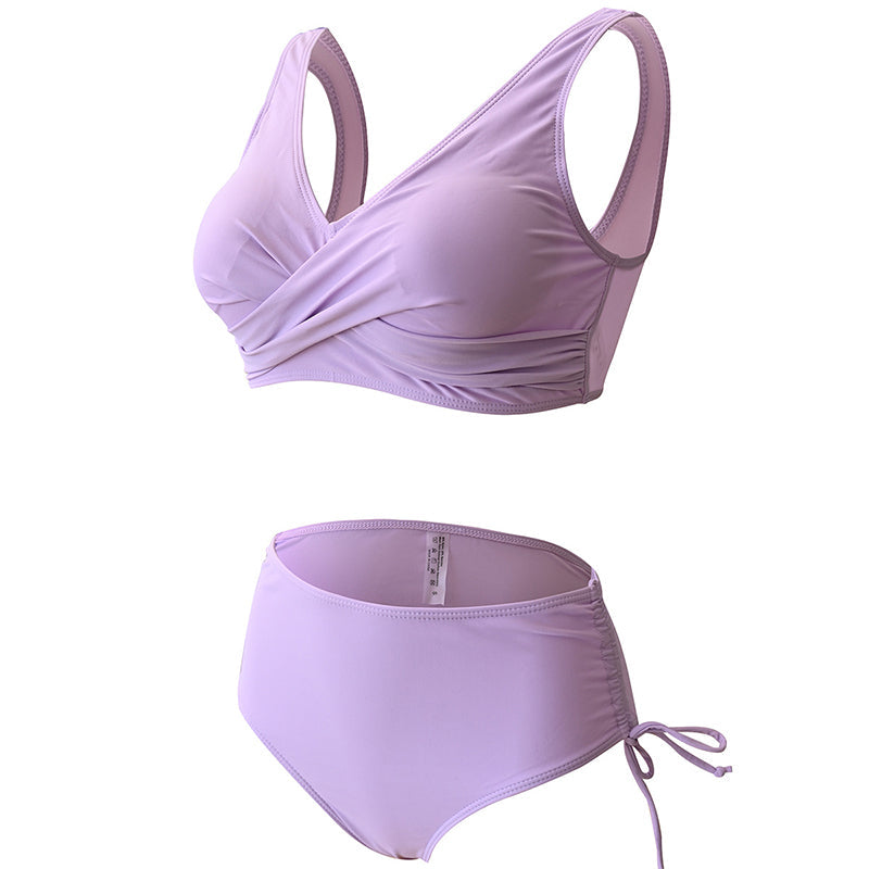 Modell viser frem ensfarget bikini sett med høy midje og polstrede skåler for kvinner.