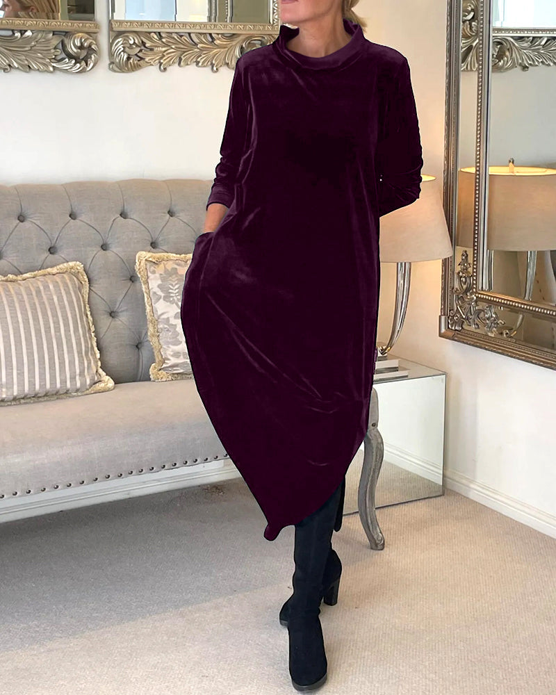 Komfortabel elegant fløyelskjole for dame, med lange ermer og lommer. Flott festkjole for damemote.