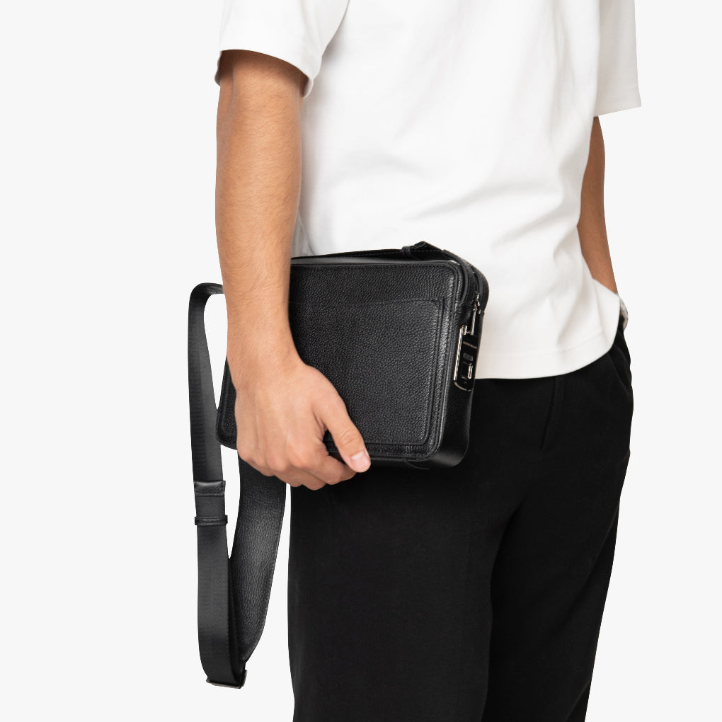 Elegant dame skulderveske i skinn med fingeravtrykkslås og USB-C port, perfekt for moderne kvinner.