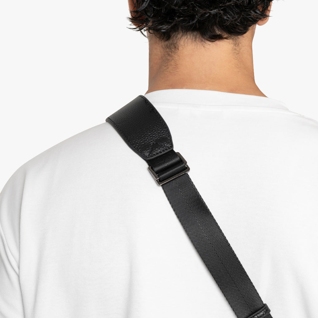 Bakside av mvb26 dame skulderveske som viser slankt design og USB-C ladeport for enkel tilgang.