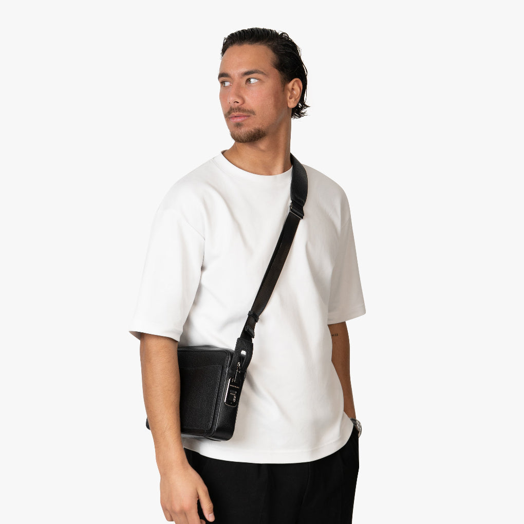 Profesjonell dame bærer elegant skulderveske med fingeravtrykkslås, ideell for jobb og pendling.