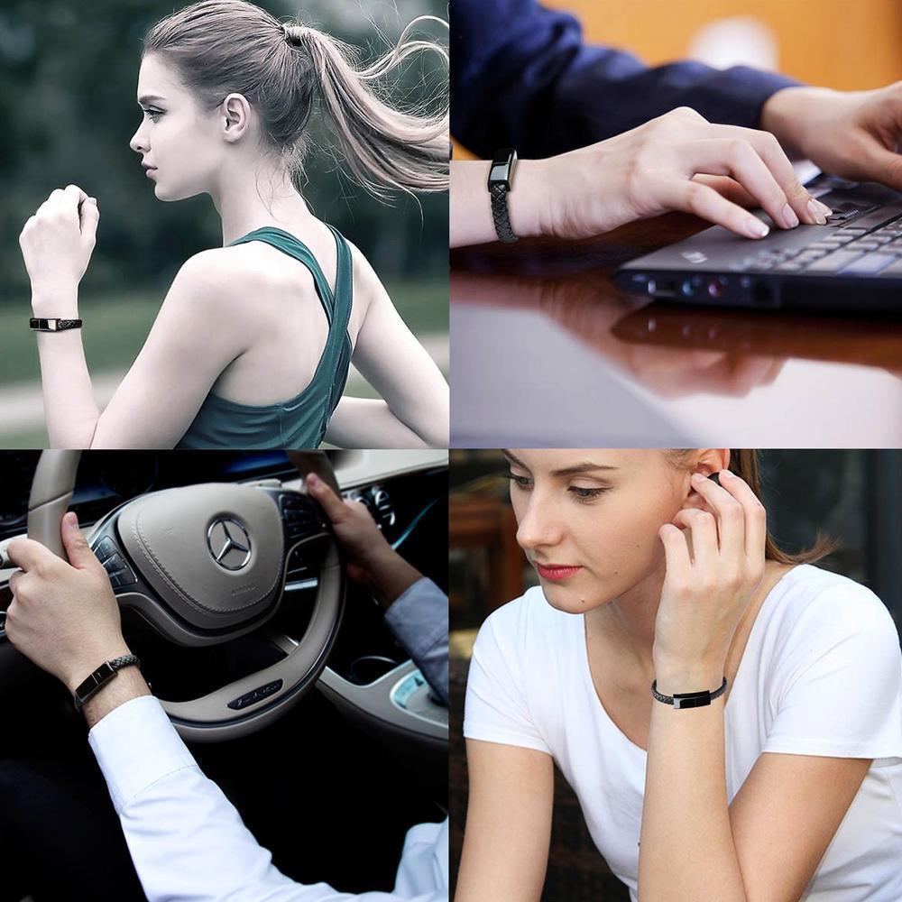 Unisex armbånd som USB-ladekabel, koblet til mobil for praktisk nødlading.