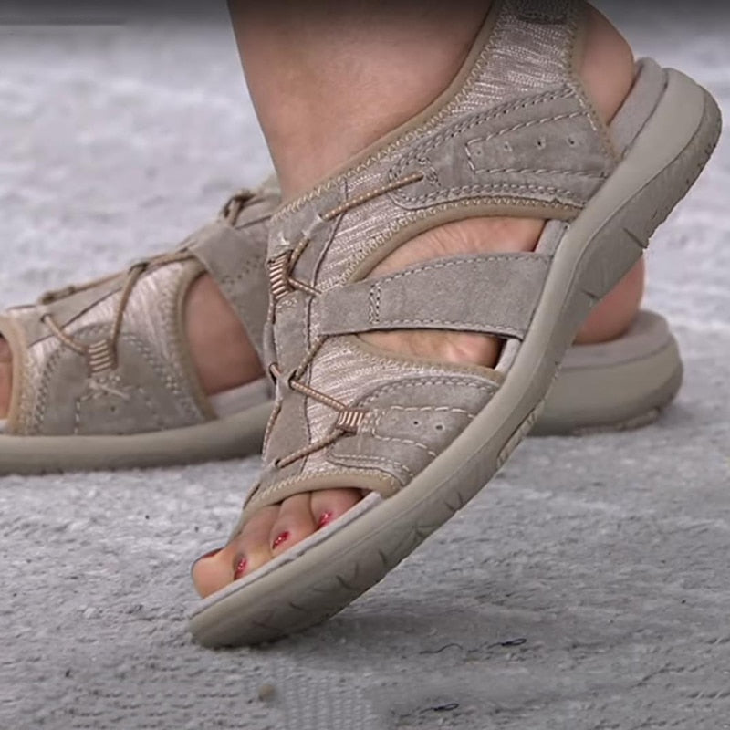 Casual fottøy: Dame sandaler med åpen tå og rund design for avslappede dager.