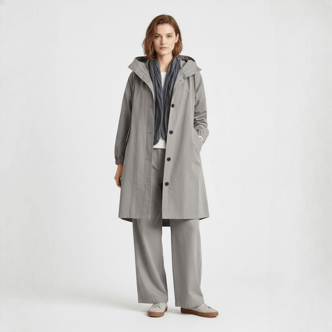 Elegant kvinners vanntett trenchcoat med hette. Funksjonelt yttertøy for vår og høst, god beskyttelse.