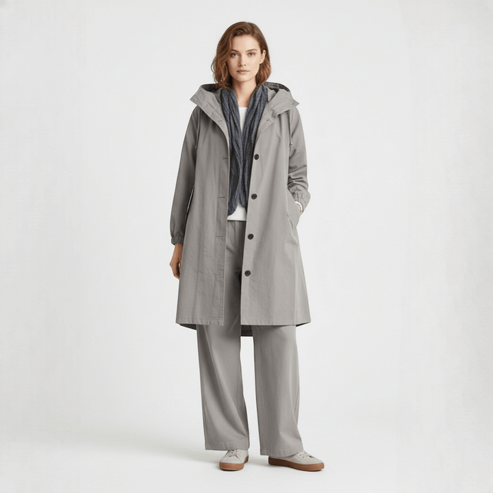 Elegant kvinners vanntett trenchcoat med hette. Funksjonelt yttertøy for vår og høst, god beskyttelse.