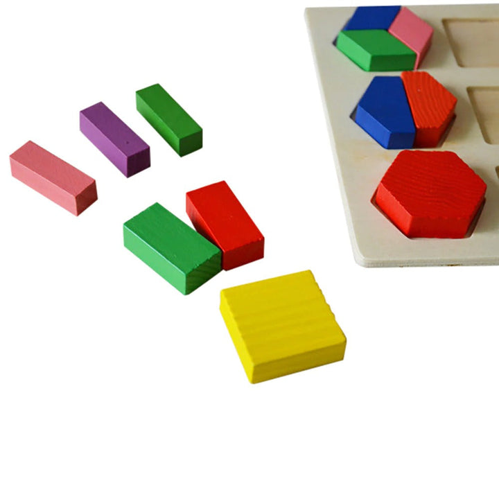 Barn bygger og utforsker med 3D trepuslespillet, stimulerer kreativitet og romlig bevissthet.