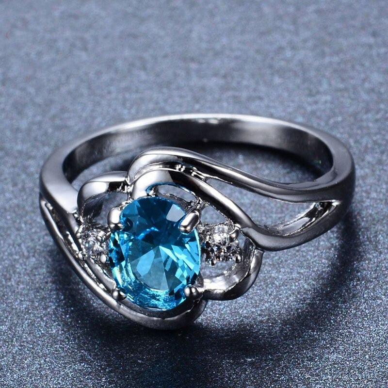 Elegant dame ring med fødselsstein og glitrende cubic zirconia, perfekt som personlig gave.