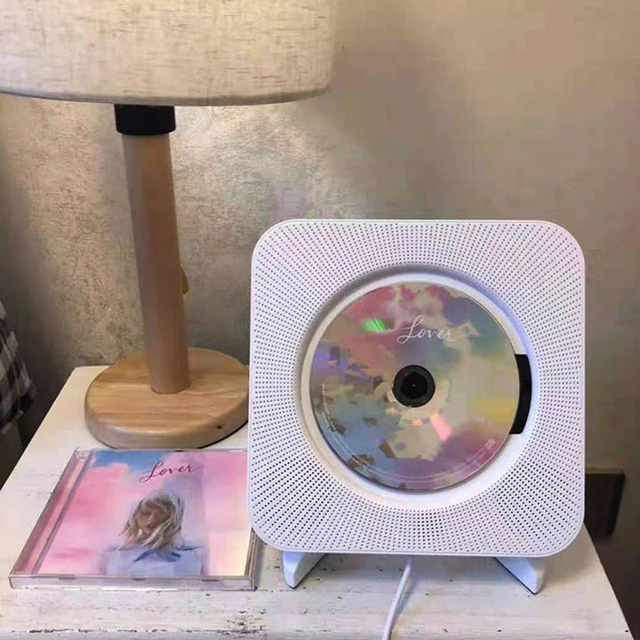 Detalj av moderne CD-spiller: Kontroller, Bluetooth-indikator og CD-luke. Funksjonell design.
