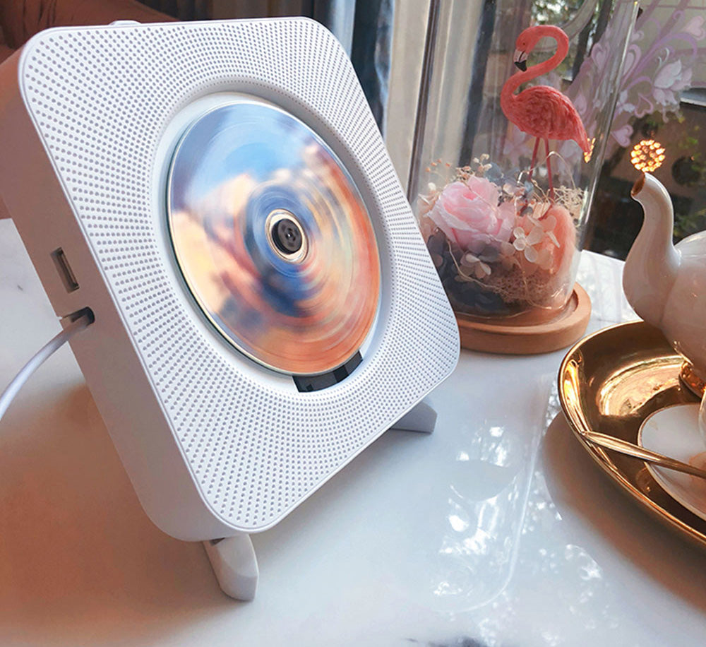 Veggmontert bærbar CD-spiller i et stilig rom. Bluetooth og allsidig funksjonalitet.